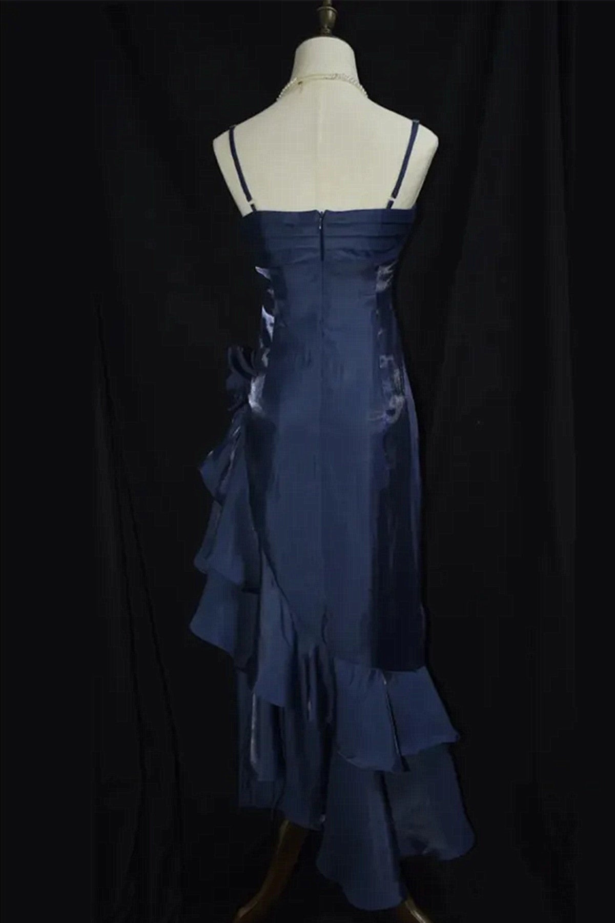 Vestido de fiesta elegante de satén con tirantes altos y bajos en azul marino 