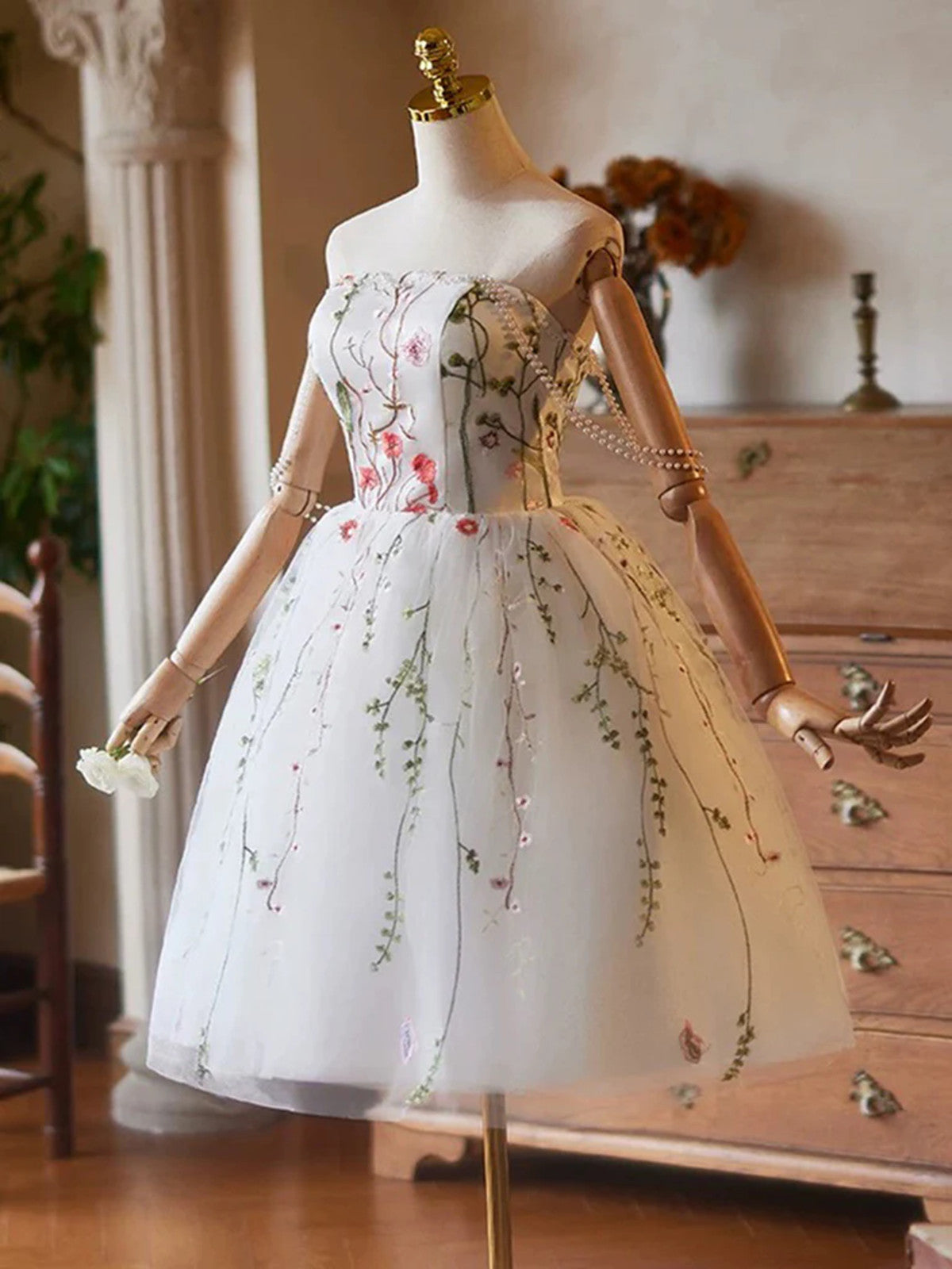 Vestido de fiesta corto de tul color marfil hasta la rodilla con escote redondo 