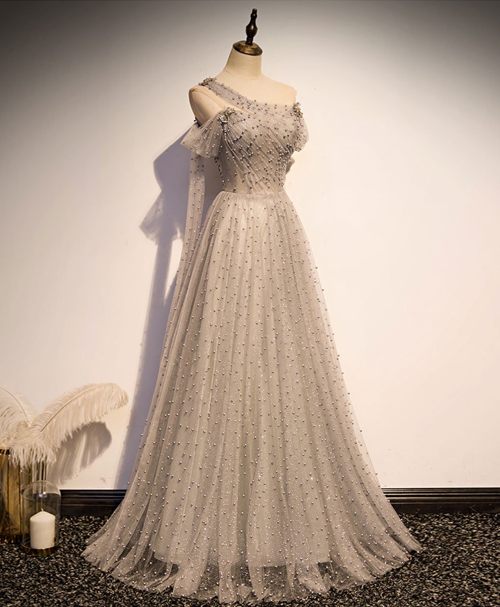 Vestido de noche largo de tul con perlas y un hombro gris 