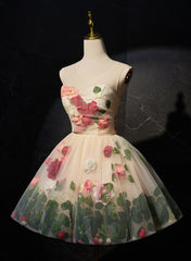 Vestido de fiesta color champán claro con escote redondo y flores bonitas 