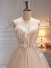Vestido de fiesta con tirantes de tul color marfil y flores 