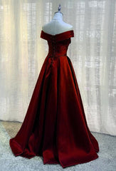 Hermoso vestido de fiesta de satén color burdeos con corte en A y largo hasta el suelo. 