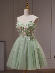 Lindo vestido de fiesta corto de tul con escote en forma de corazón 