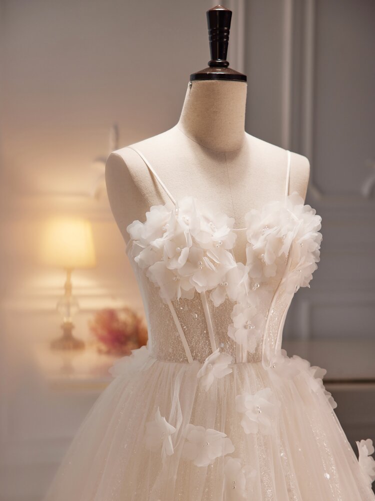 Vestido de fiesta largo de tul color marfil con flores y escote en forma de corazón 