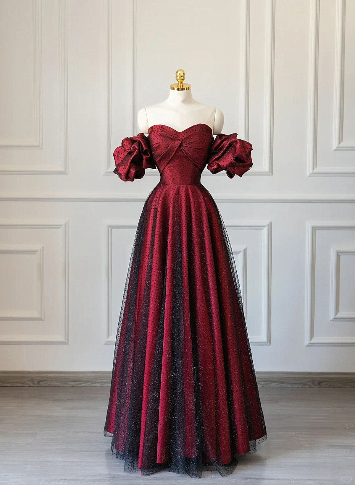 Vestido formal largo con hombros descubiertos en color rojo vino 