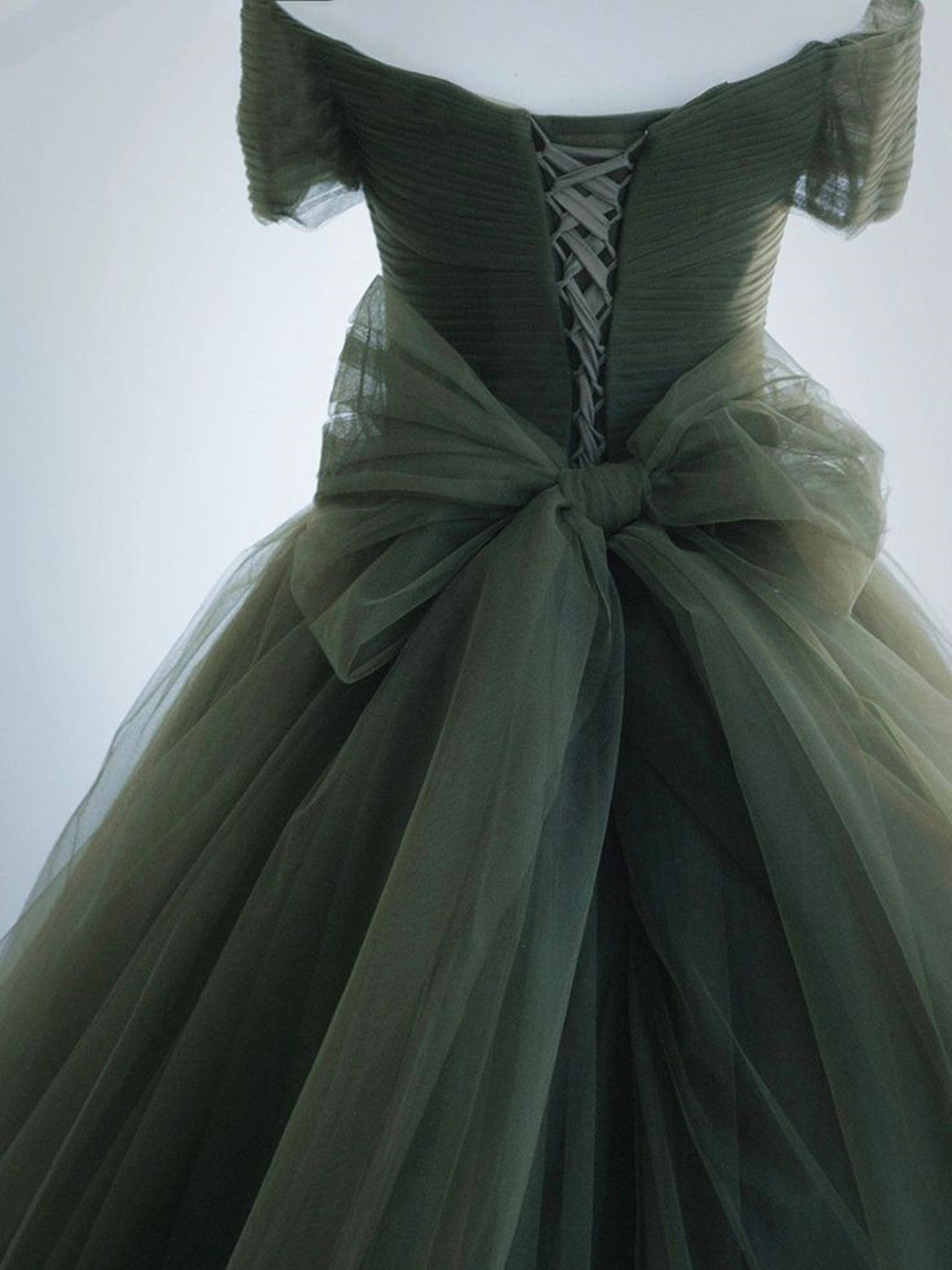 Vestido formal largo de tul con escote en forma de corazón y hombros descubiertos en color verde 