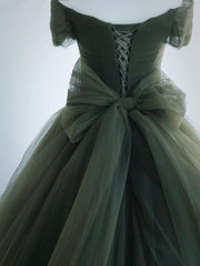 Vestido formal largo de tul con escote en forma de corazón y hombros descubiertos en color verde 