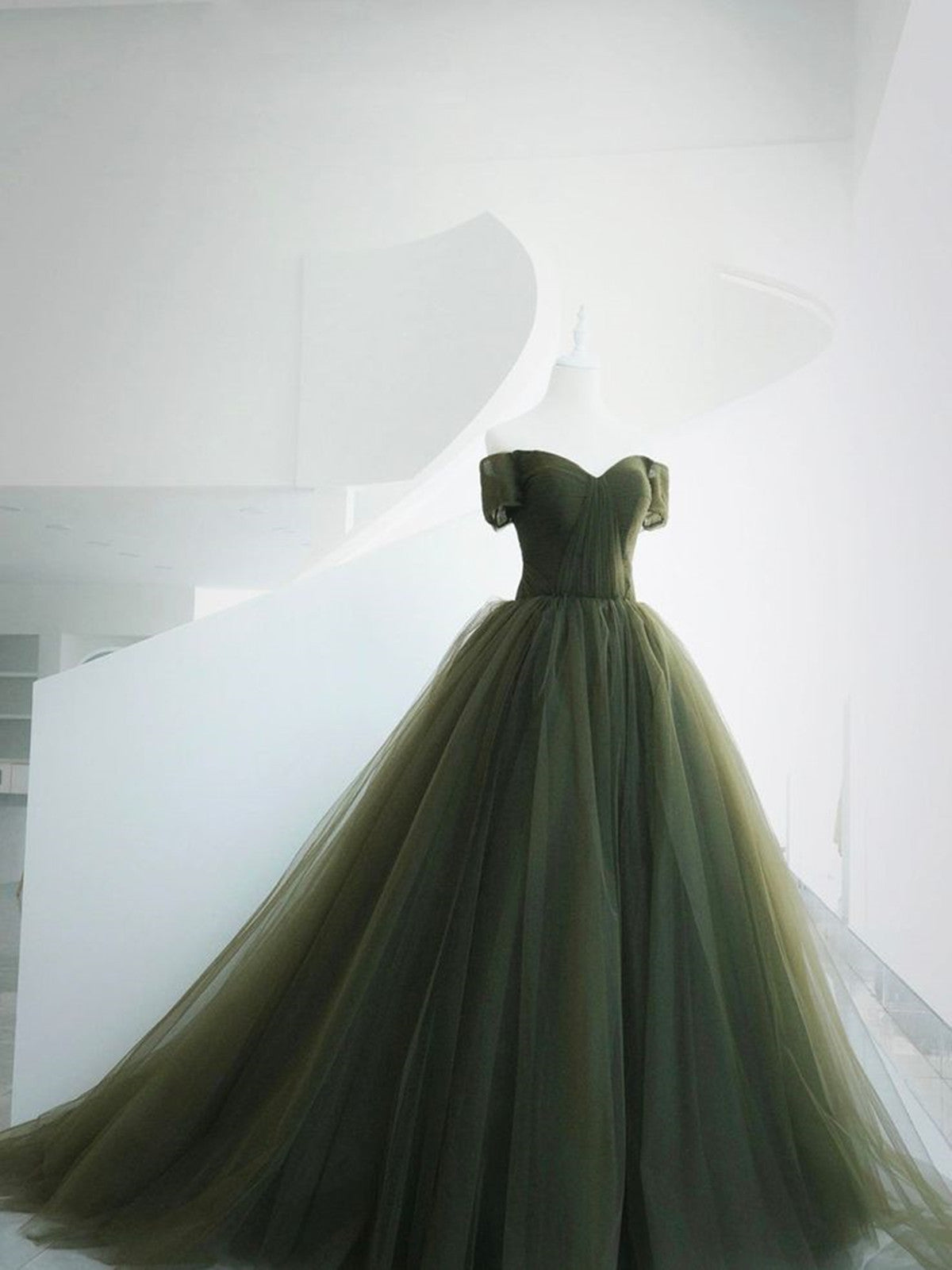 Vestido formal largo de tul con escote en forma de corazón y hombros descubiertos en color verde 