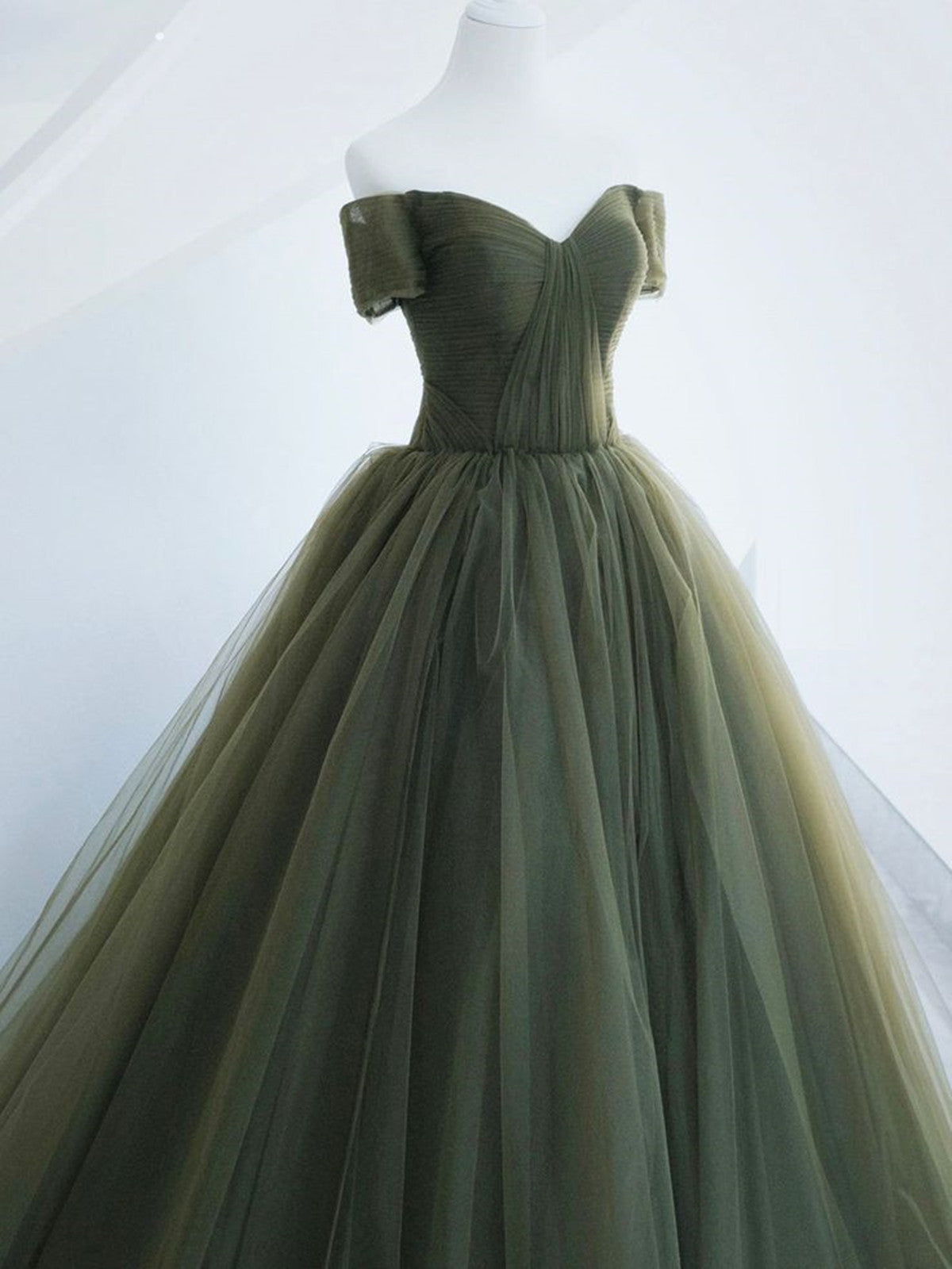 Vestido formal largo de tul con escote en forma de corazón y hombros descubiertos en color verde 
