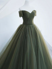 Vestido formal largo de tul con escote en forma de corazón y hombros descubiertos en color verde 