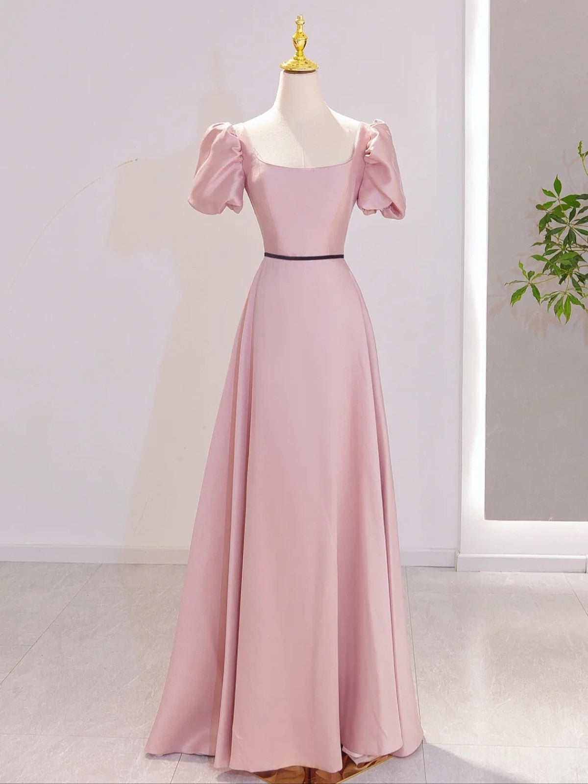 Vestido de fiesta rosa de corte A con mangas cortas y largo hasta el suelo 