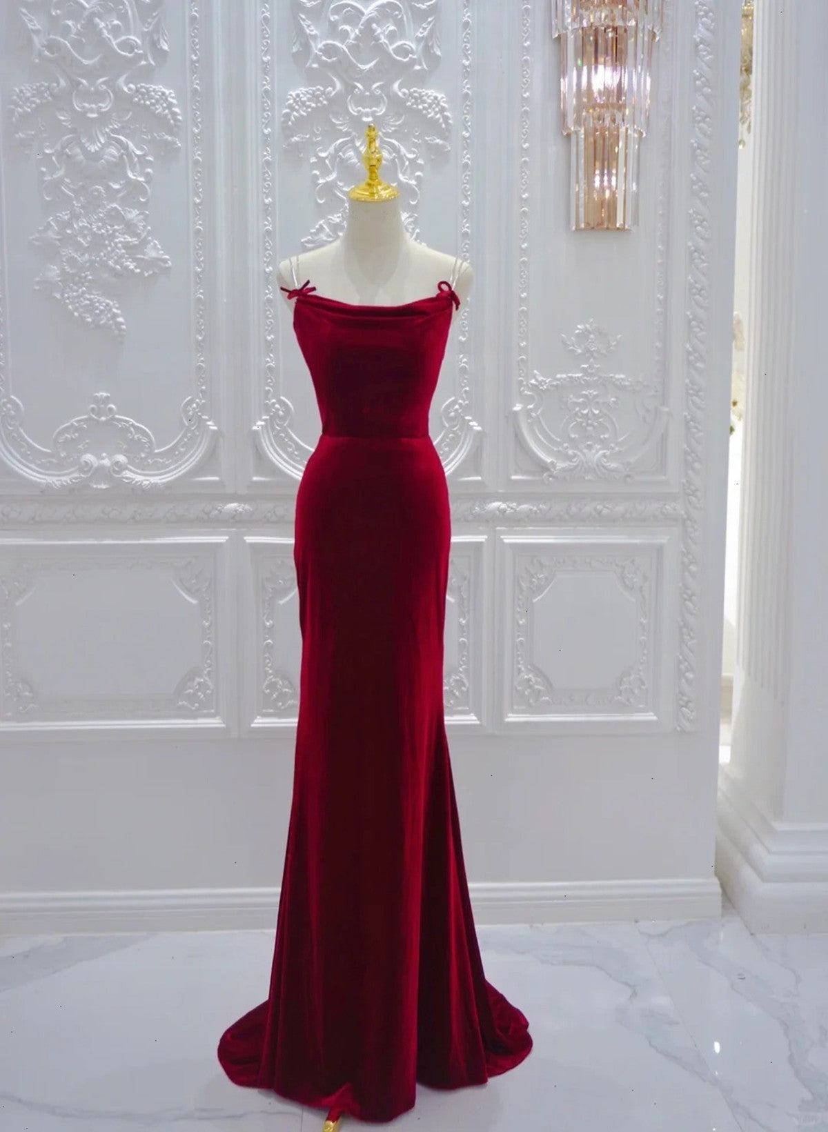 Vestido de noche largo con tirantes de sirena en color rojo vino 