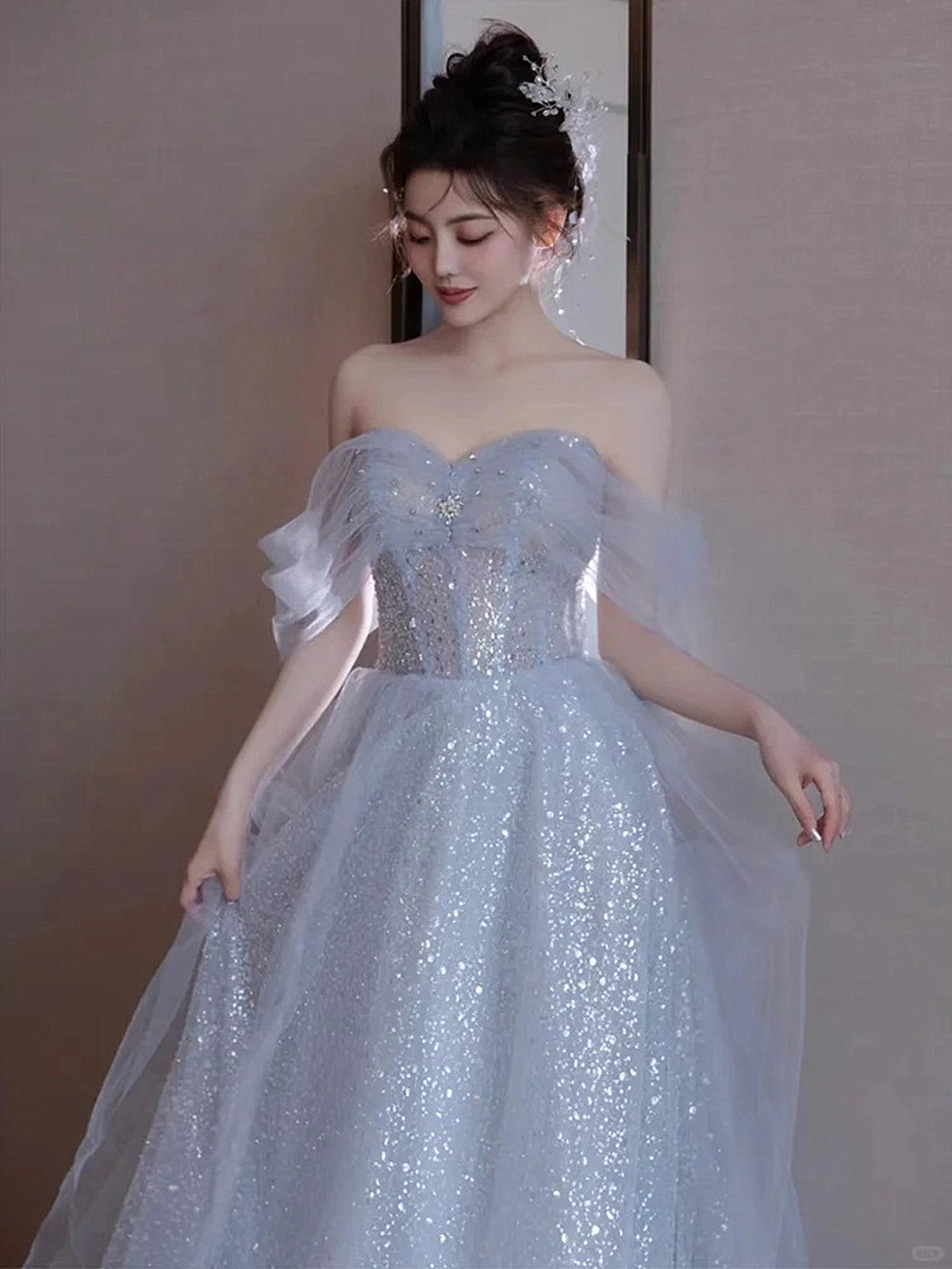 Vestido de fiesta azul claro con hombros descubiertos de tul y lentejuelas 