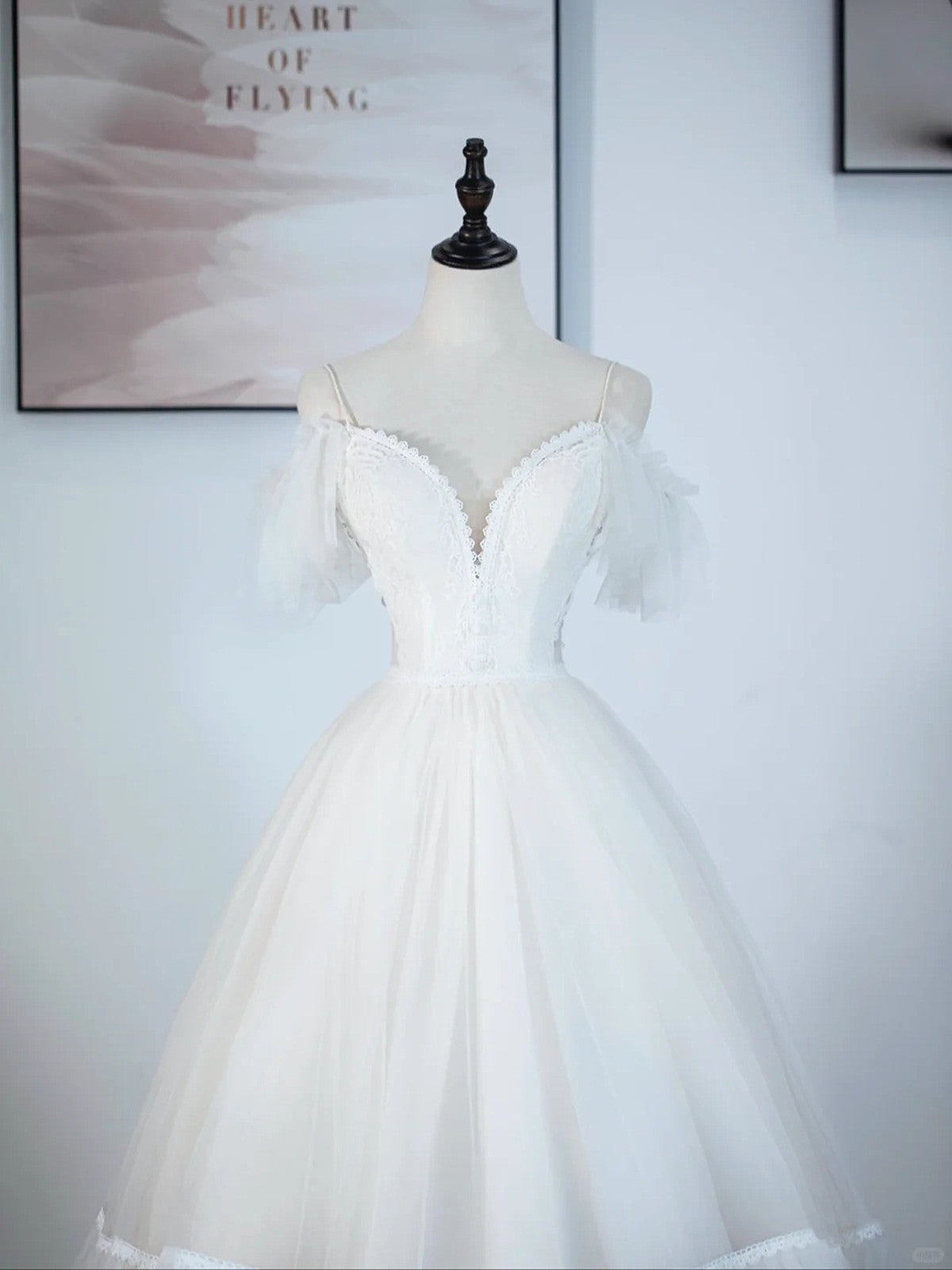 Vestido de fiesta de tul color marfil con escote en V, tirantes y hombros descubiertos 