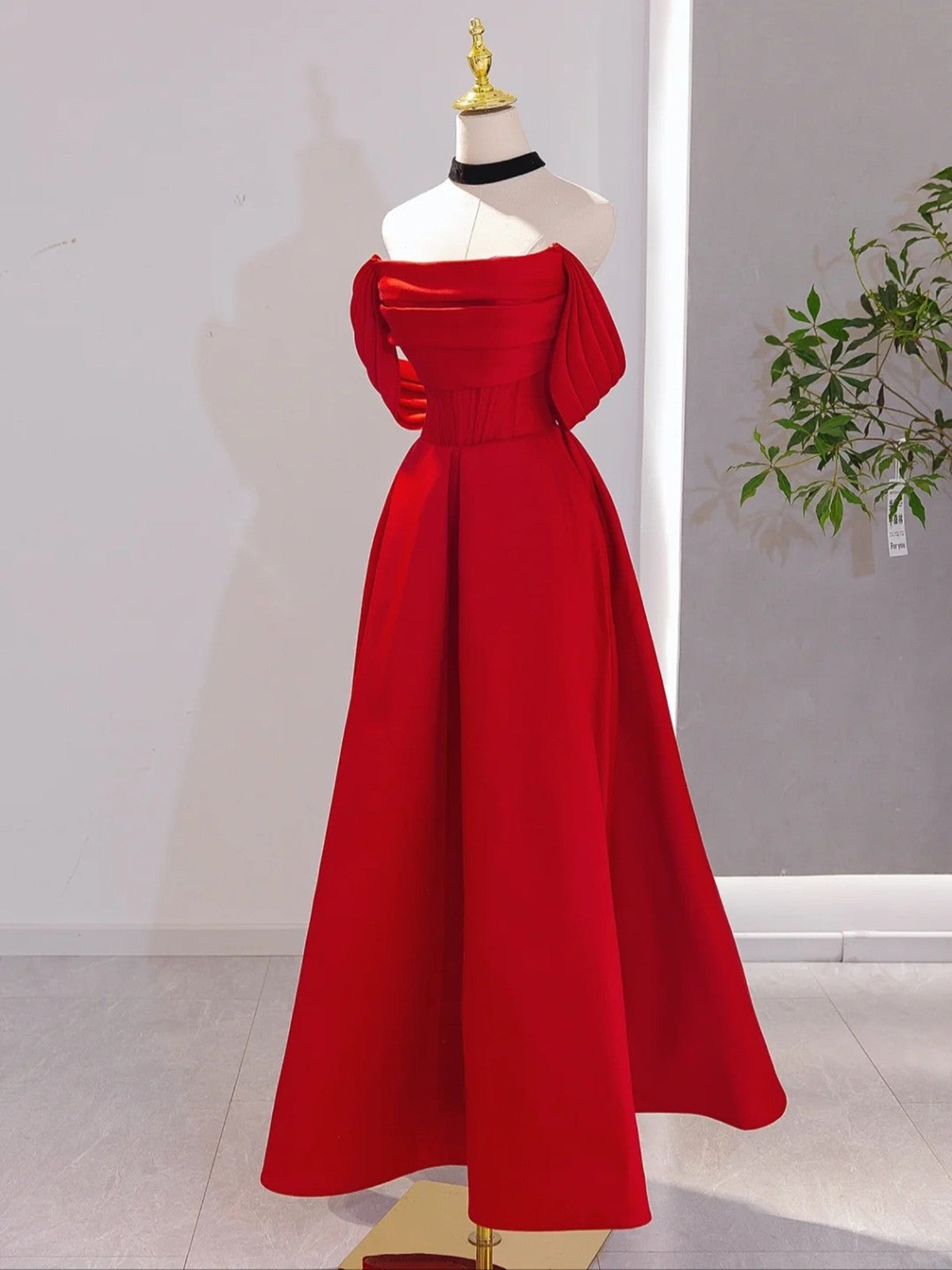 Vestido de noche largo con escote en A y corte en A de satén rojo 