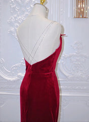 Vestido de noche largo con tirantes de sirena en color rojo vino 