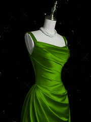 Vestido de fiesta largo con tirantes verdes y cola 