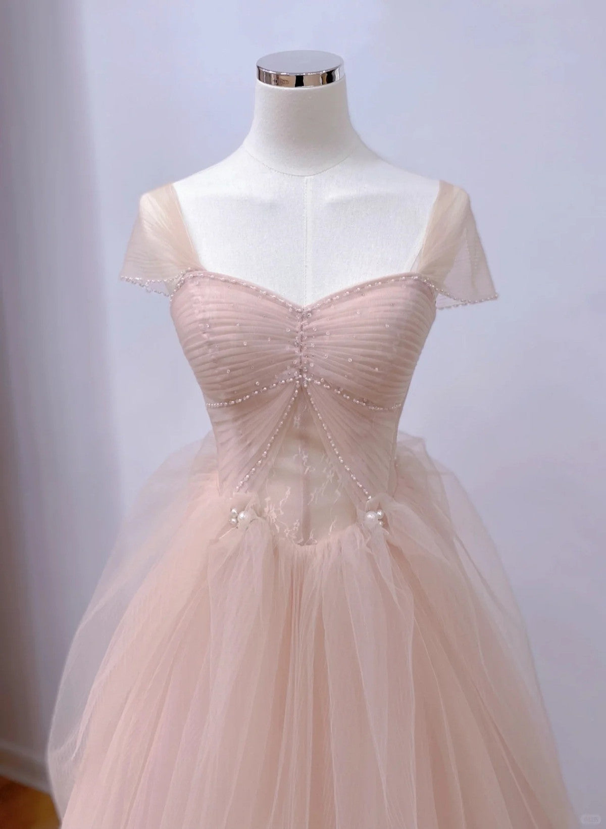 Vestido de fiesta largo rosa de tul con cuentas y hombros descubiertos 