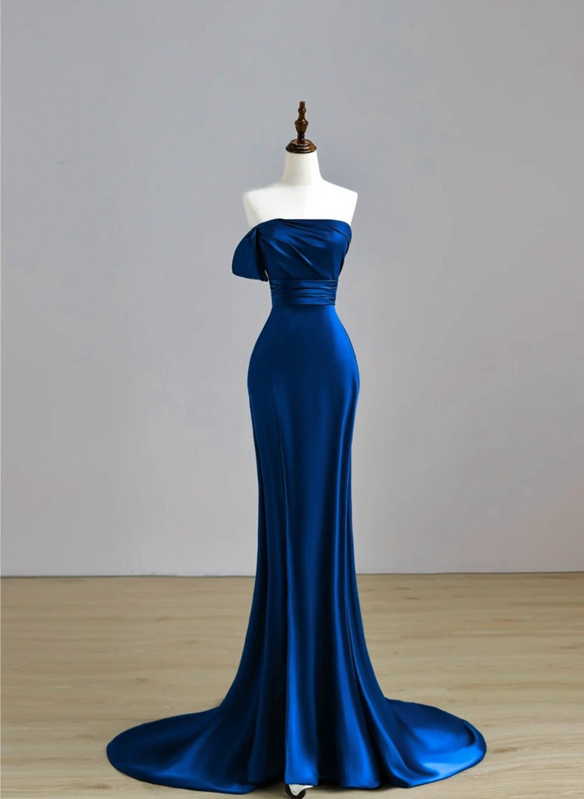 Vestido de fiesta largo de sirena con escote redondo y satén azul real 