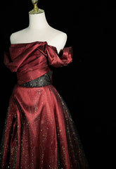Vestido formal de satén negro y rojo vino con hombros descubiertos 