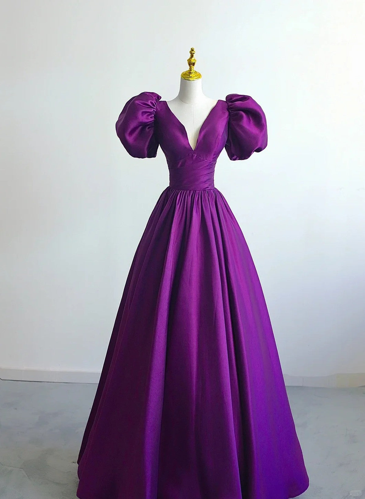 Vestido formal largo de satén morado con mangas cortas y corte en A 
