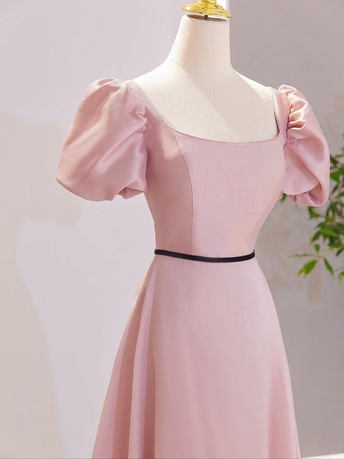 Vestido de fiesta rosa de corte A con mangas cortas y largo hasta el suelo 