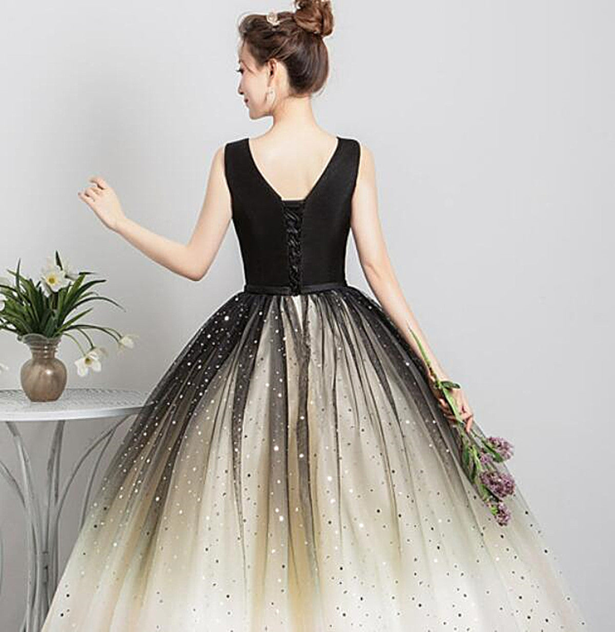 Hermoso vestido de fiesta de tul degradado con escote en V 