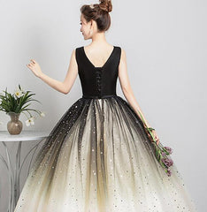 Hermoso vestido de fiesta de tul degradado con escote en V 