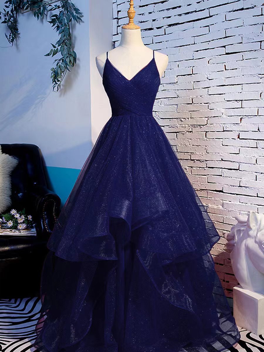 Hermoso vestido de fiesta largo con tirantes y capas de tul. 