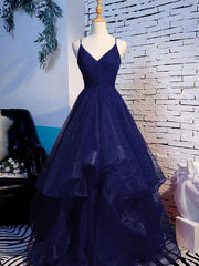 Hermoso vestido de fiesta largo con tirantes y capas de tul. 