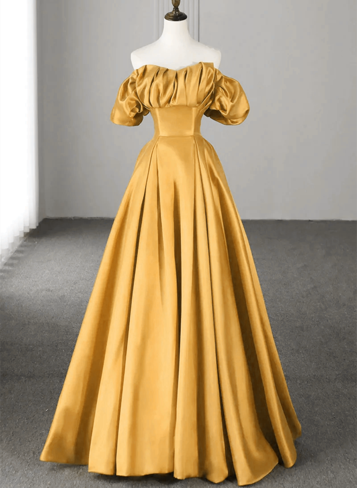 Vestido de fiesta de satén con escote en forma de corazón y cordones 