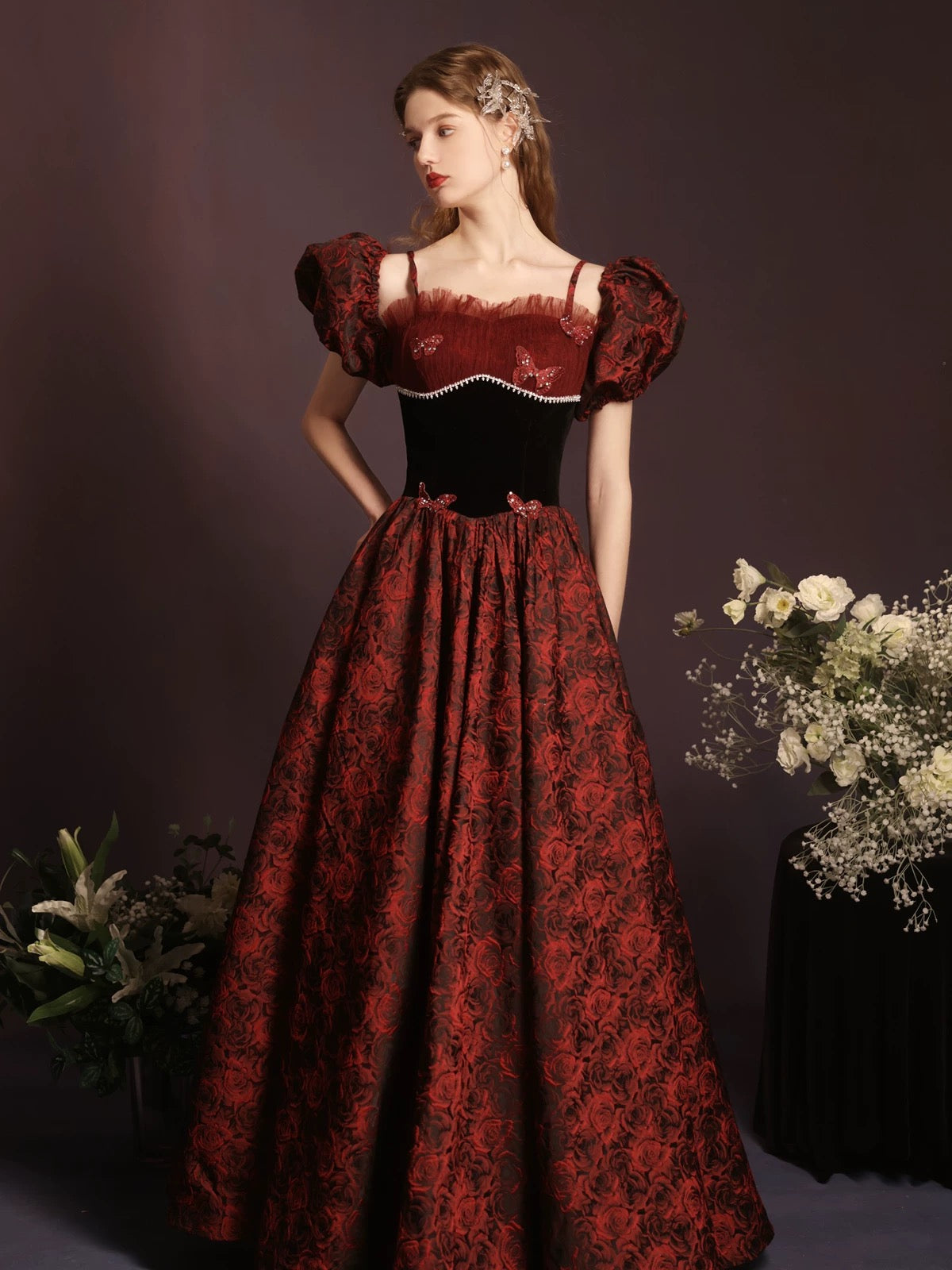 Vestido de fiesta largo hasta el suelo con escote en forma de A y tirantes finos con diseño floral 