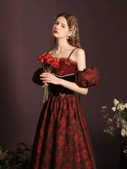 Vestido de fiesta largo hasta el suelo con escote en forma de A y tirantes finos con diseño floral 