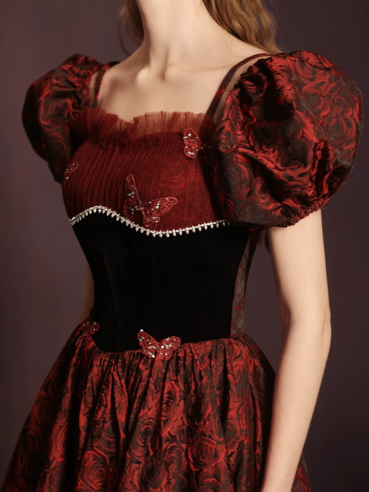 Vestido de fiesta largo hasta el suelo con escote en forma de A y tirantes finos con diseño floral 