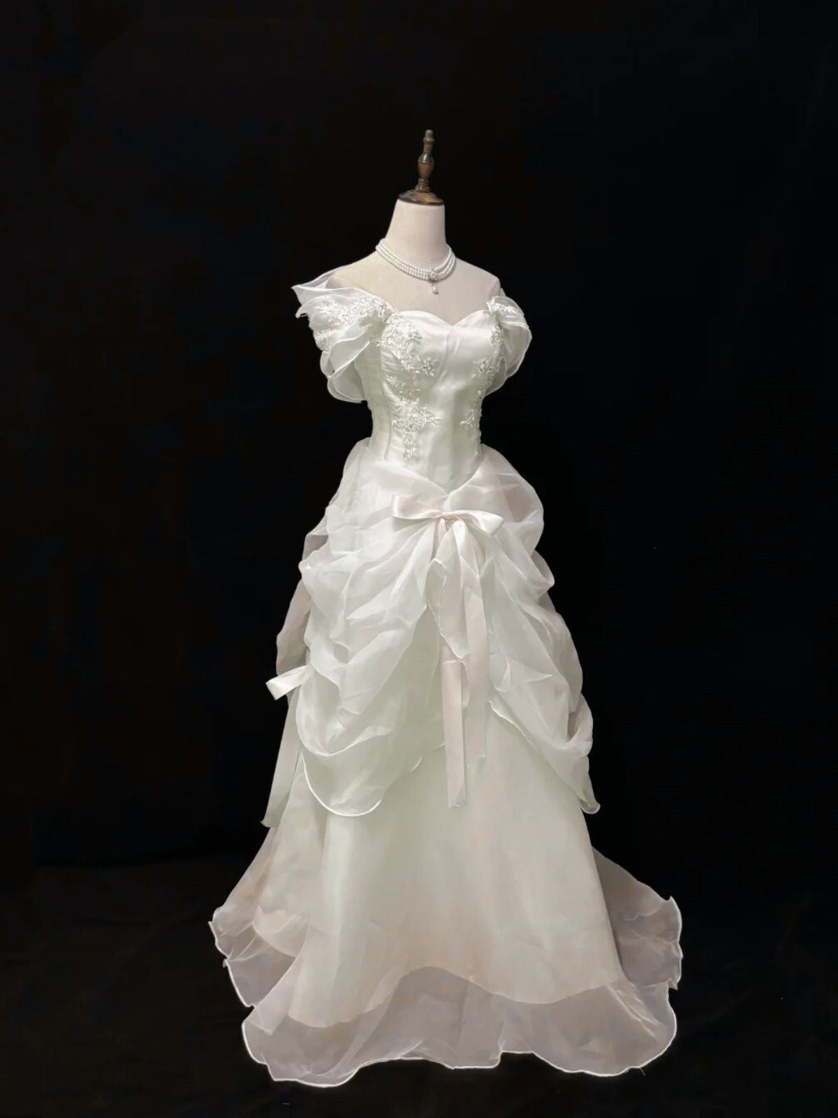 Vestido de fiesta de organza color marfil con escote en forma de A y encaje 