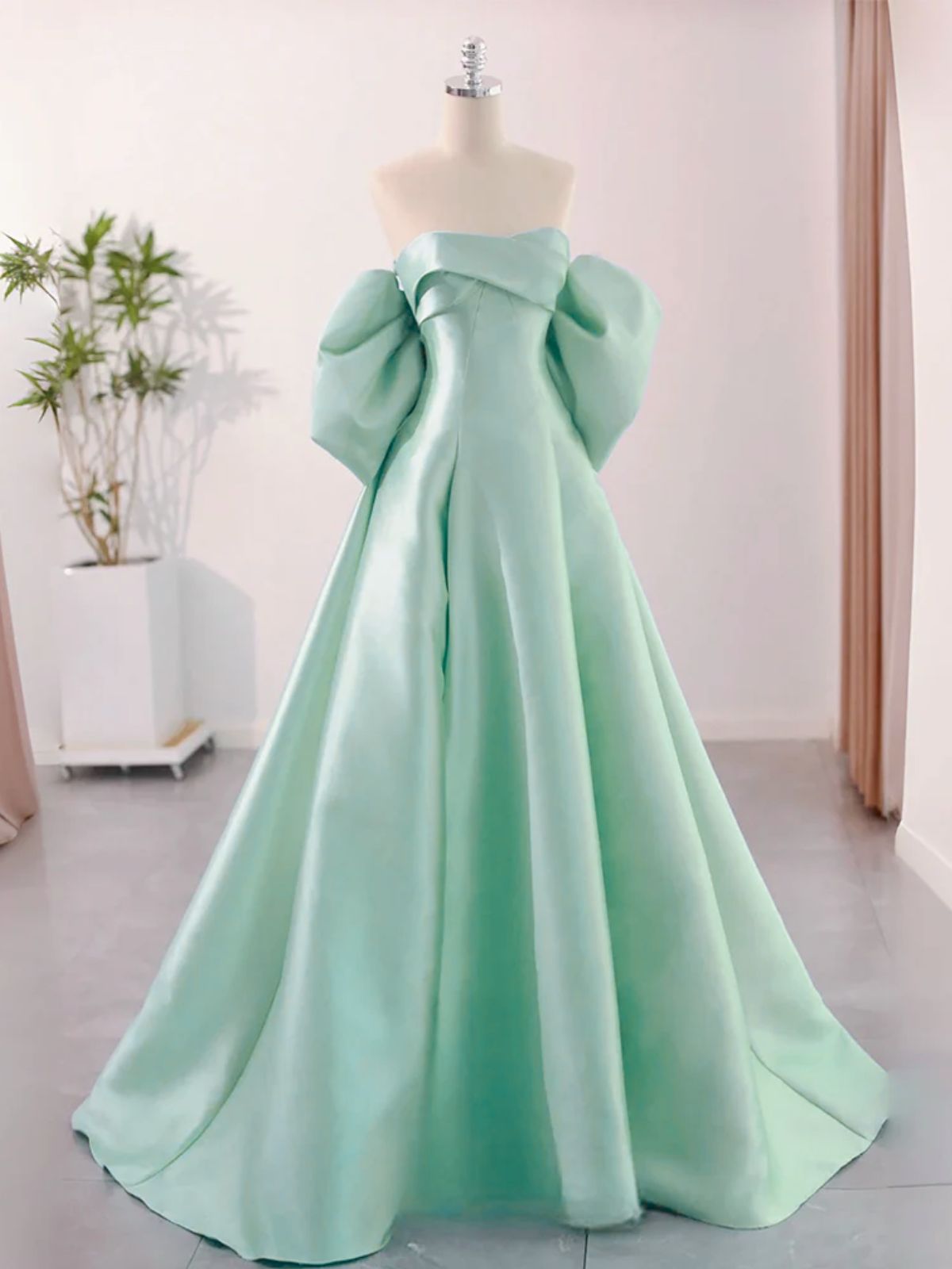 Vestido de fiesta de satén verde con hombros descubiertos y corte A 
