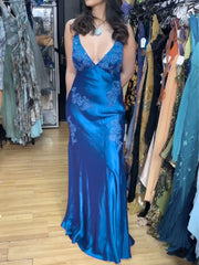 Vestido de fiesta azul de satén con escote en V, espalda baja y encaje 