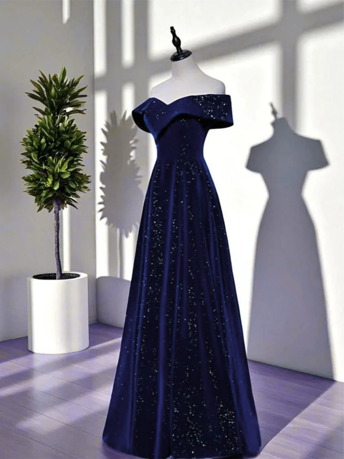 Vestido de fiesta largo de terciopelo azul marino con hombros descubiertos y corte A 
