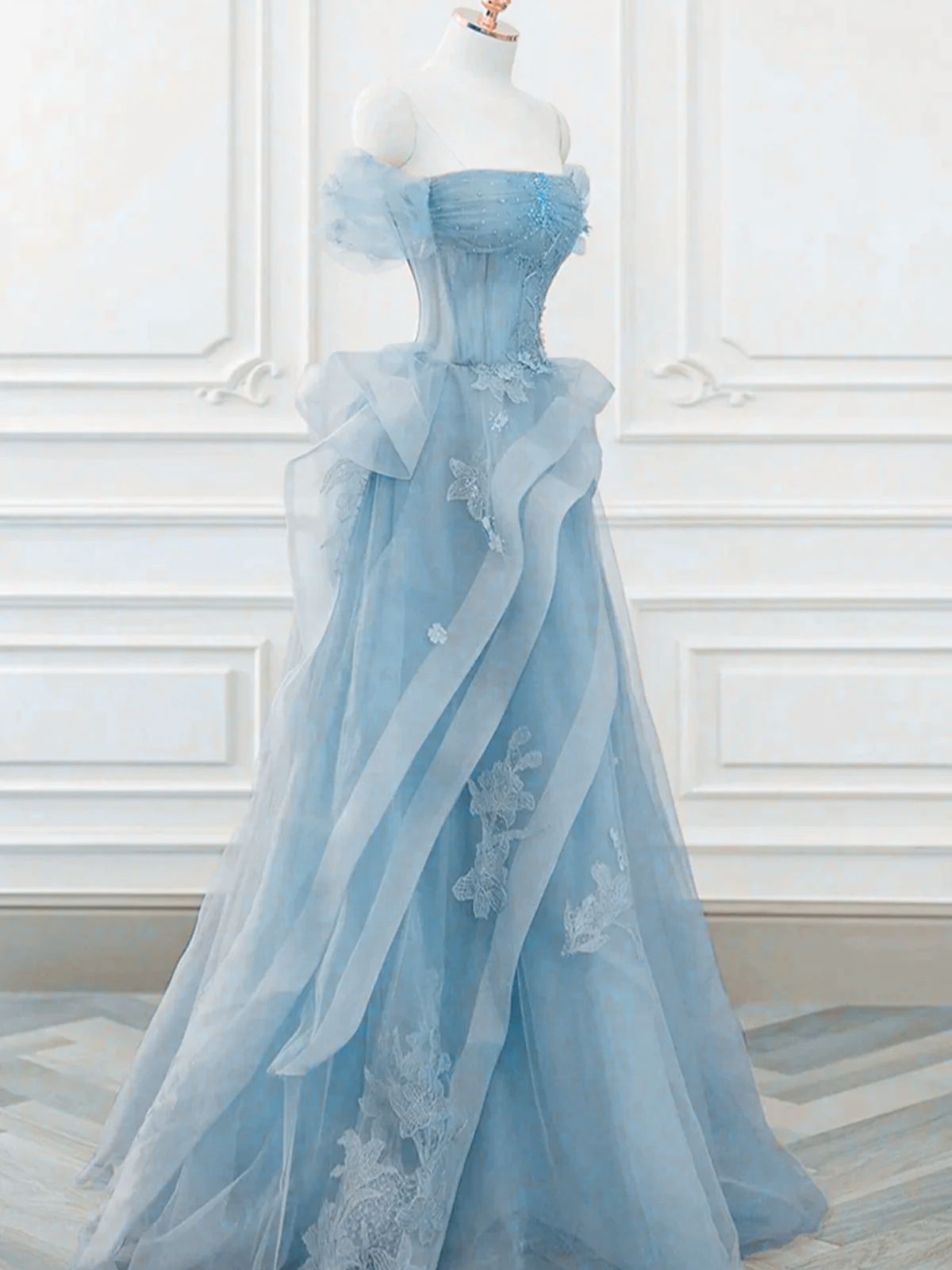 Vestido formal de tul azul claro con encaje y corte en A hasta el suelo 