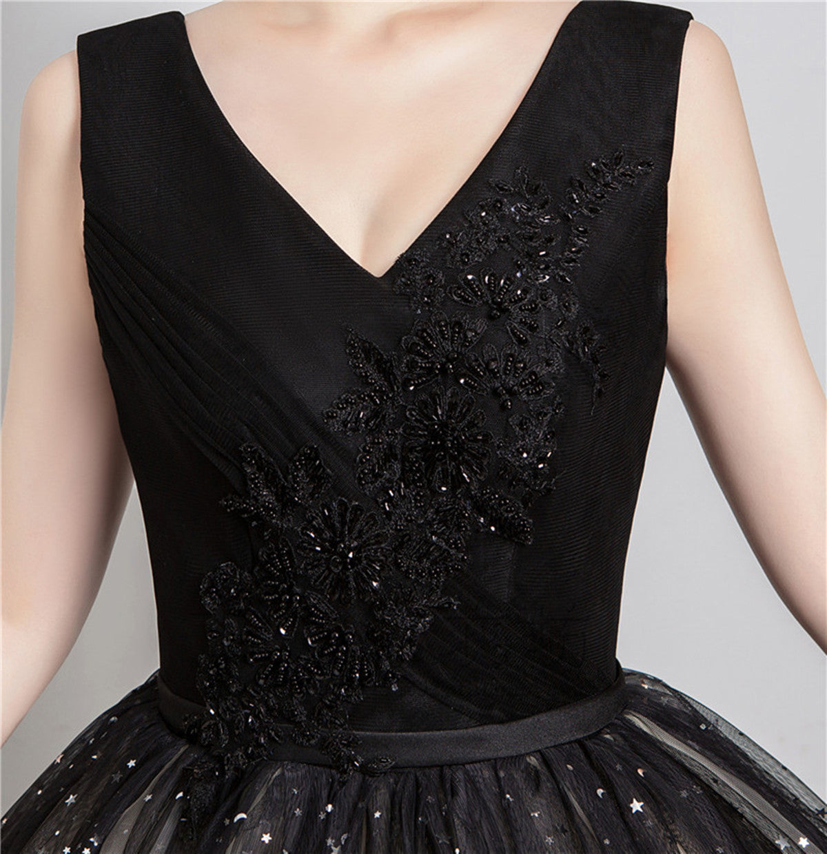 Hermoso vestido de fiesta de tul degradado con escote en V 