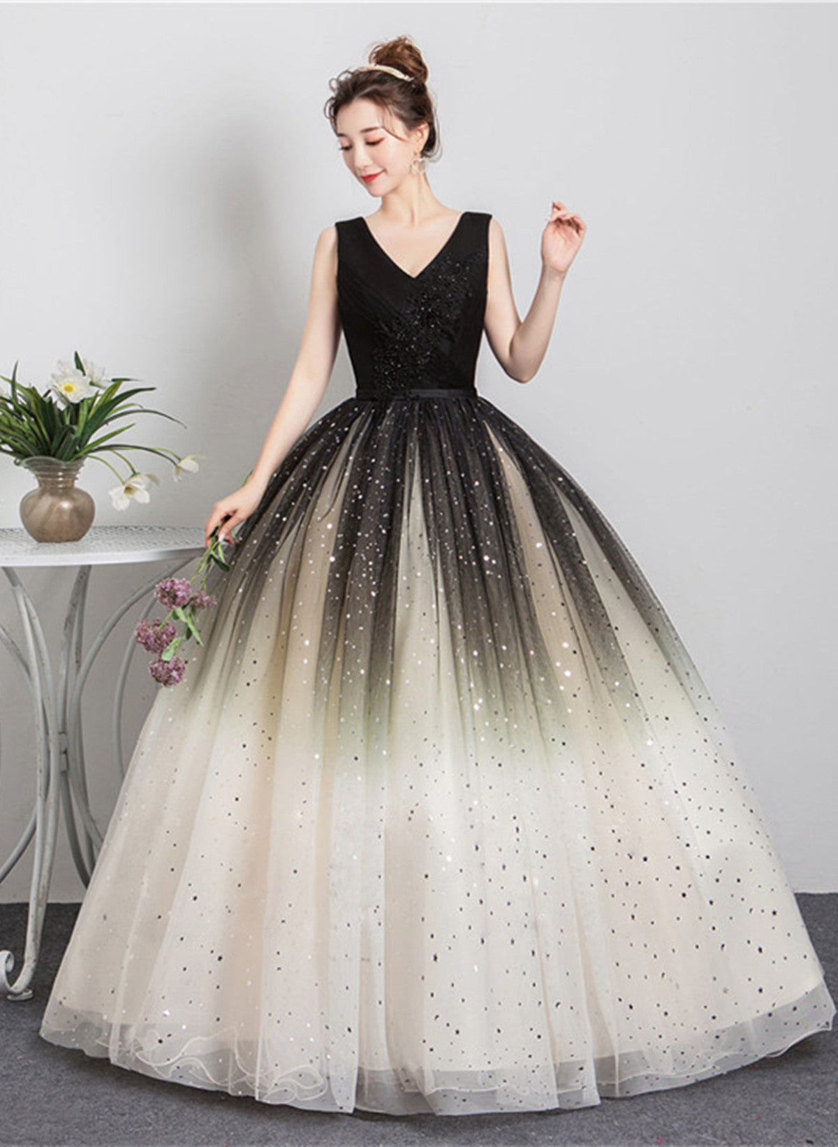 Hermoso vestido de fiesta de tul degradado con escote en V 
