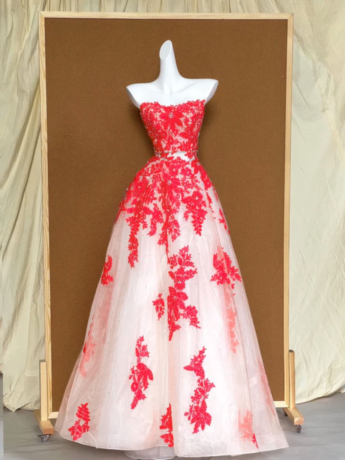 Vestido de fiesta de tul color marfil con apliques de encaje rojo 