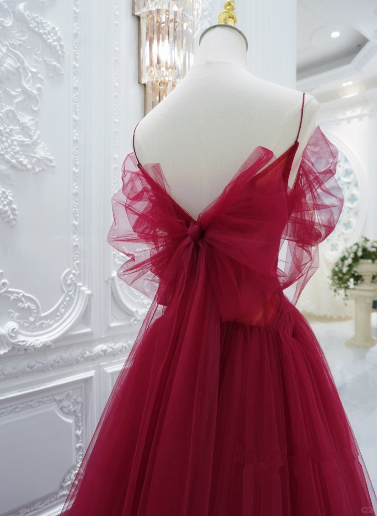Vestido de fiesta largo de tul rojo vino con escote en V 