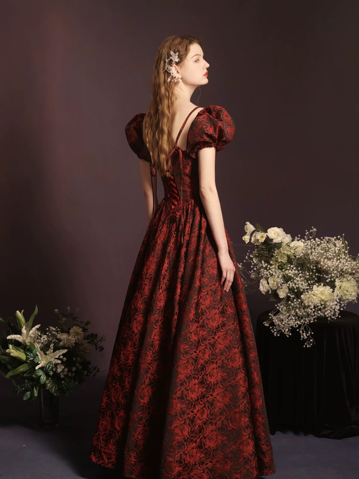 Vestido de fiesta largo hasta el suelo con escote en forma de A y tirantes finos con diseño floral 