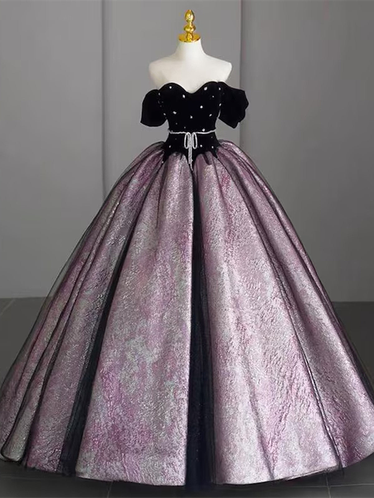 Hermoso vestido formal largo con cuentas y escote corazón y hombros descubiertos 