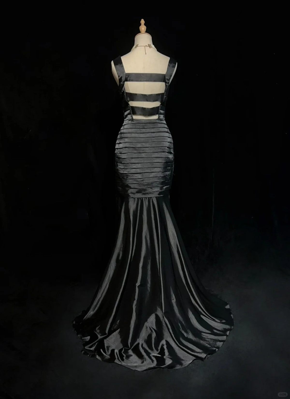Vestido largo de fiesta formal con tirantes de sirena en color negro 