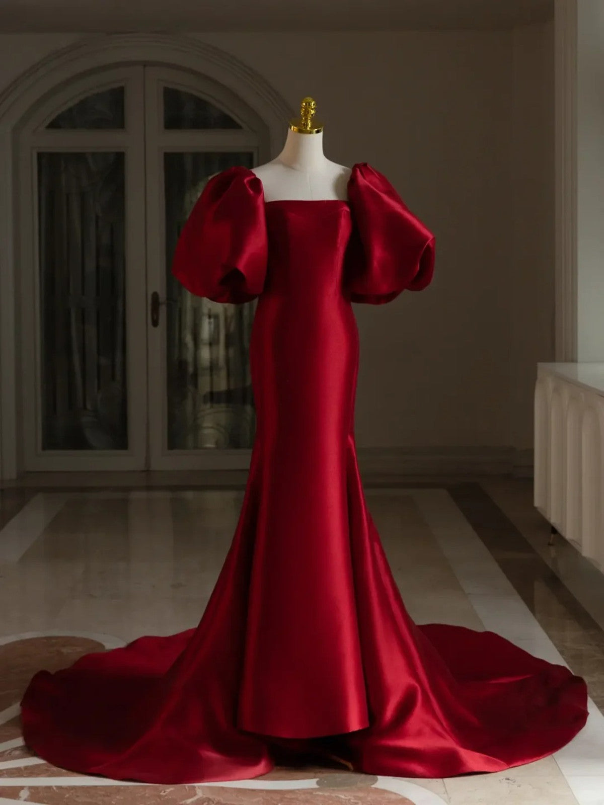 Vestido de noche largo de satén rojo vino con mangas cortas abullonadas 