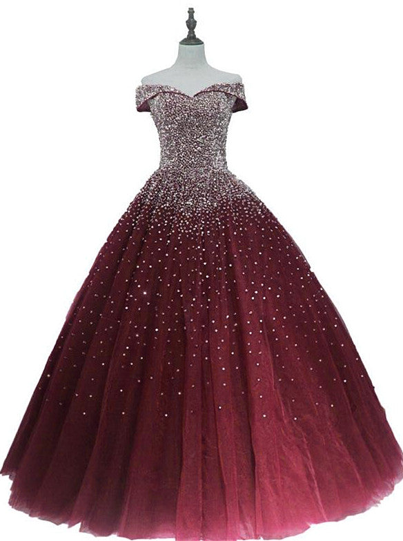 Hermoso vestido de fiesta de quinceañera con hombros descubiertos en color burdeos brillante 
