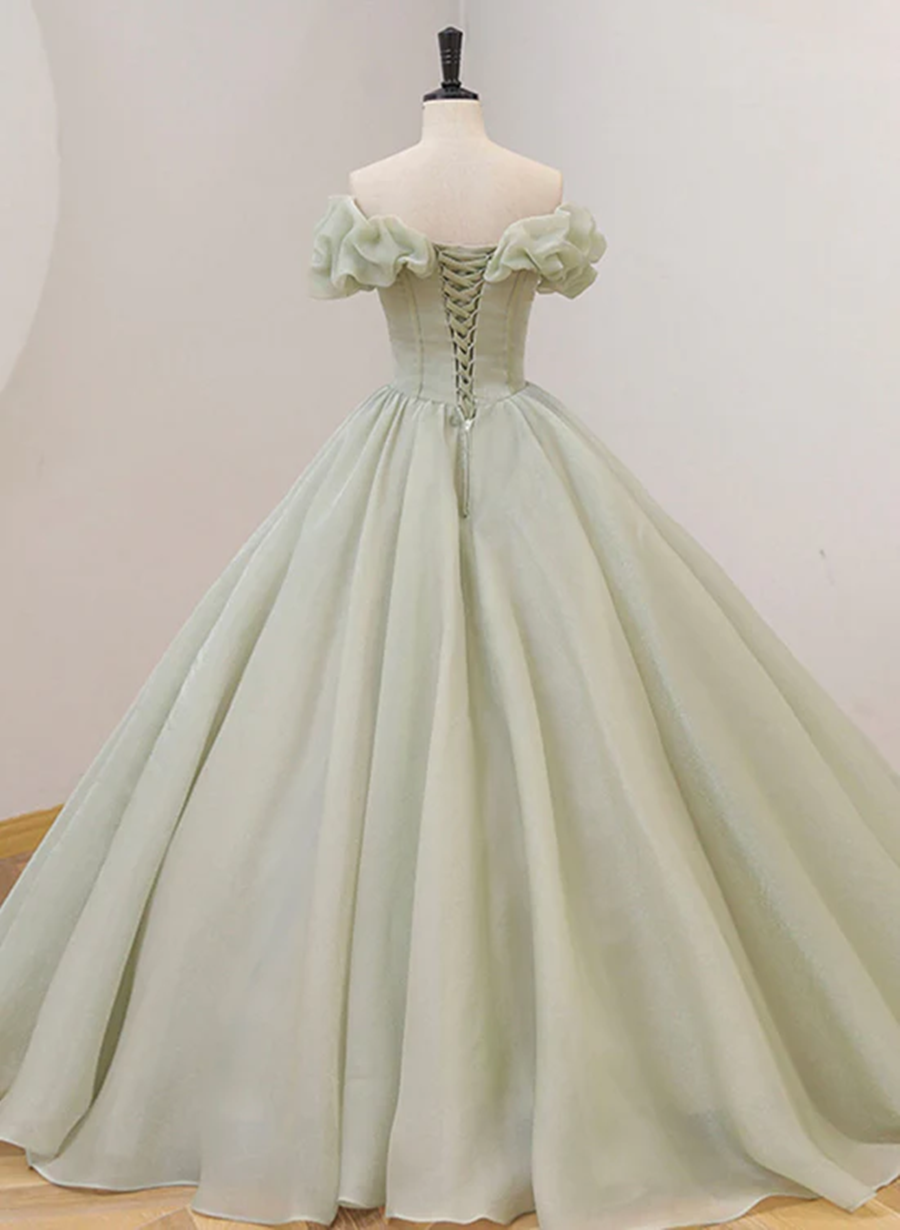 Vestido de fiesta verde claro con escote en forma de corazón y cuentas 