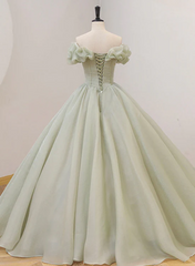 Vestido de fiesta verde claro con escote en forma de corazón y cuentas 